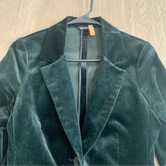 Black Halo Velvet Women's Blazer - Picture 12 of 13